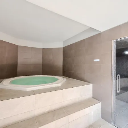 アパート Giaxtower Gym & Pool Romantic Pool View ミラノ