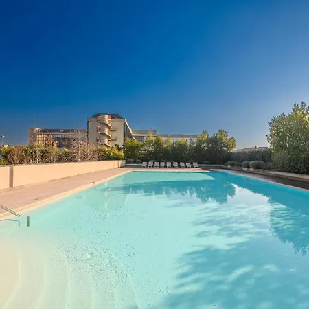 Giaxtower Gym & Pool Romantic Poolside View
